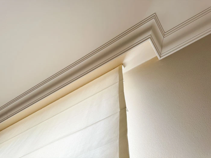 Detailní pohled na montáž římské rolety pod stropním lištěm