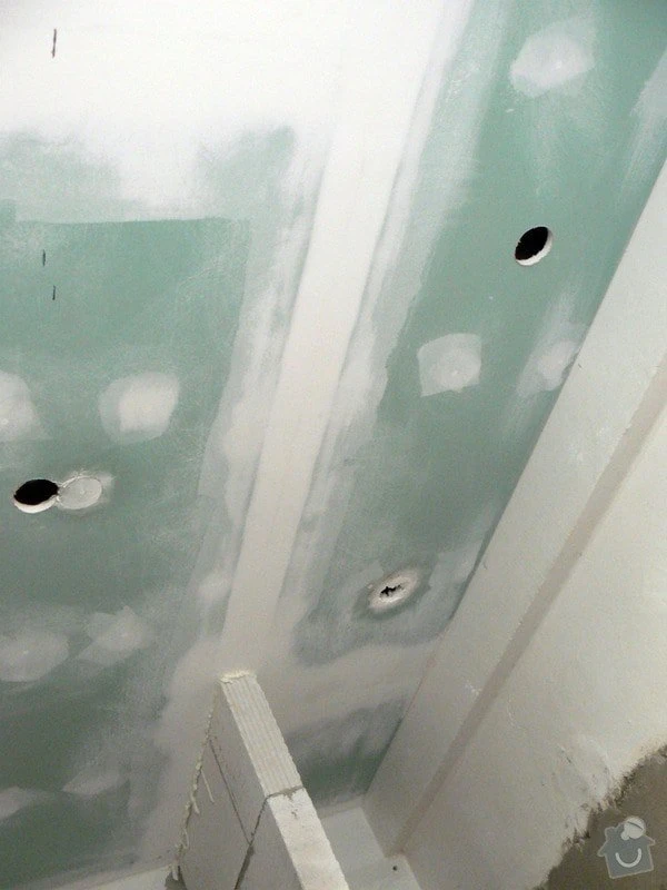 Zelený sádrokarton v koupelně během instalace se vidí na stěnách a stropu.