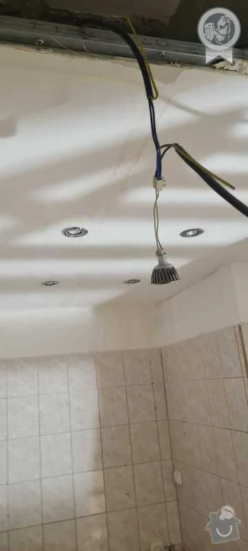 Připojení elektrických kabelů při rekonstrukci koupelny v Praze