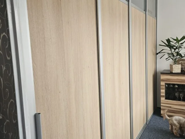 Skládací stěna do bytu s dřevotřískovými panely.