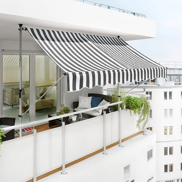 Moderní stínění terasy s pruhovanou markýzou na balkóně.