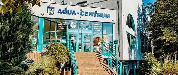Vstup do bazénu Aqua-Centrum v Jičíně s modrými zábradlím.
