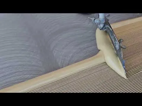 Nástroj pro instalaci dilatační spáry mezi podlahovými materiály.