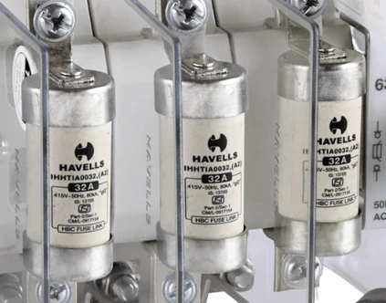 Tři pojistky Havells v držáku pro elektrické sítě.