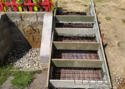 Konkrétní schody na zahradě ve fázi stavby s výztuží.