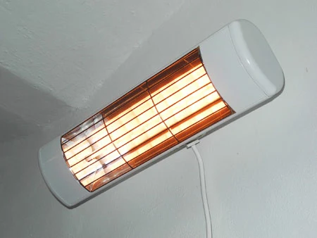 Zdi připojený infračervený elektrický topný těleso v interiéru.