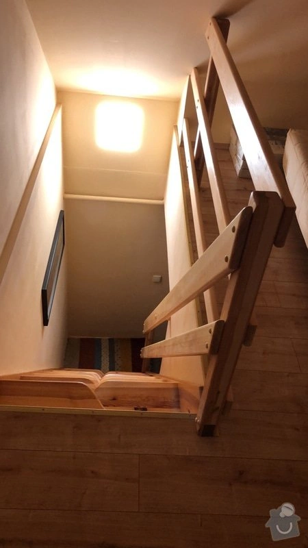 Dřevěné schodiště s ohradou v interiéru.