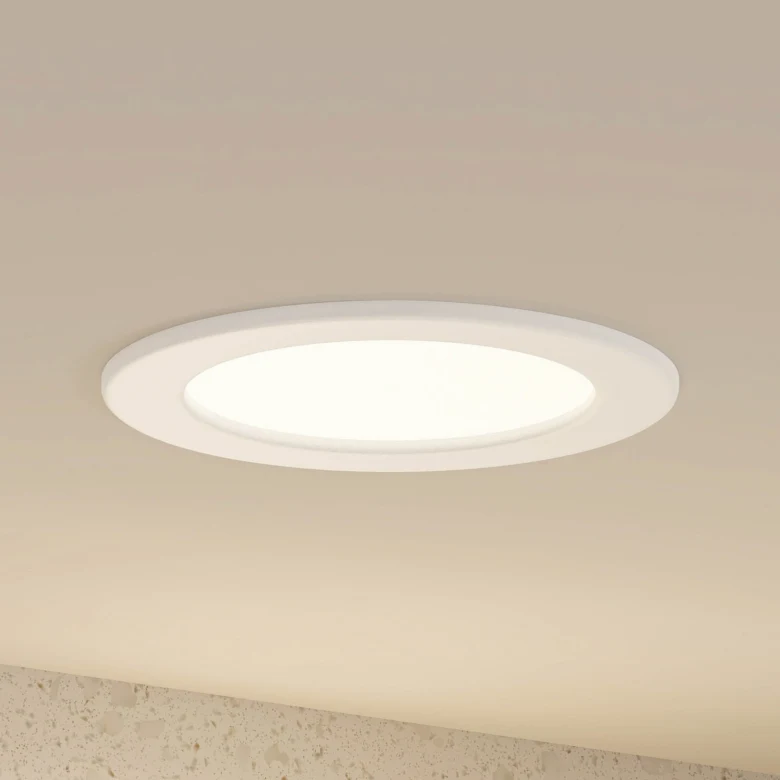 Bodové světlo v stropu - moderní LED bodovka zapustená do omítky.