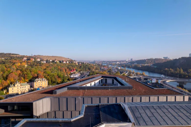 Architektura barrandovských teras s výhledem na řeku v podzimu