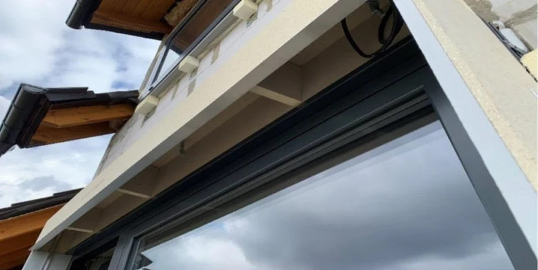 Detailní pohled na montáž boxu pro venkovní žaluzii.