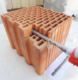 Instalace chemické kotvy do betonu pomocí vrtacího nástroje.