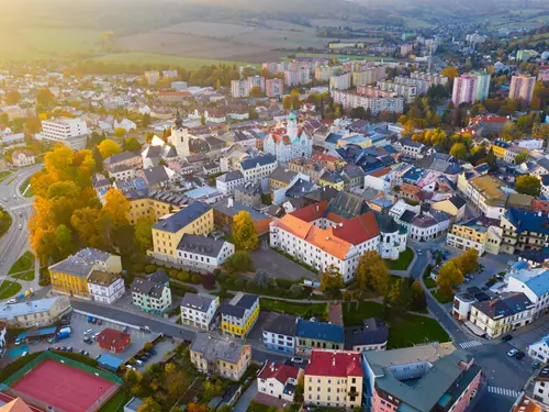 Pohled na město Šumperk z výšky s barevnými domy.