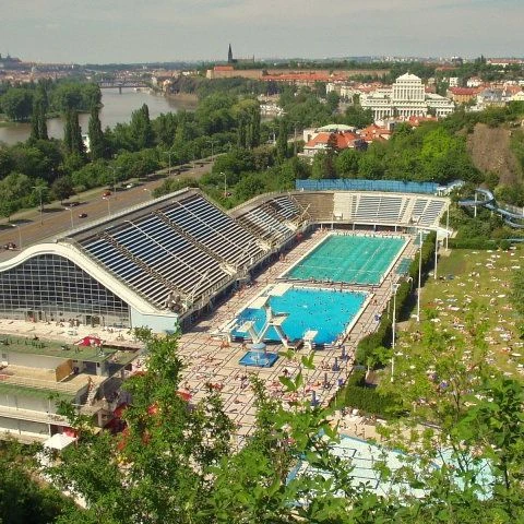 Venkovní plavecký bazén a sportovní centrum v pražských Řepách.