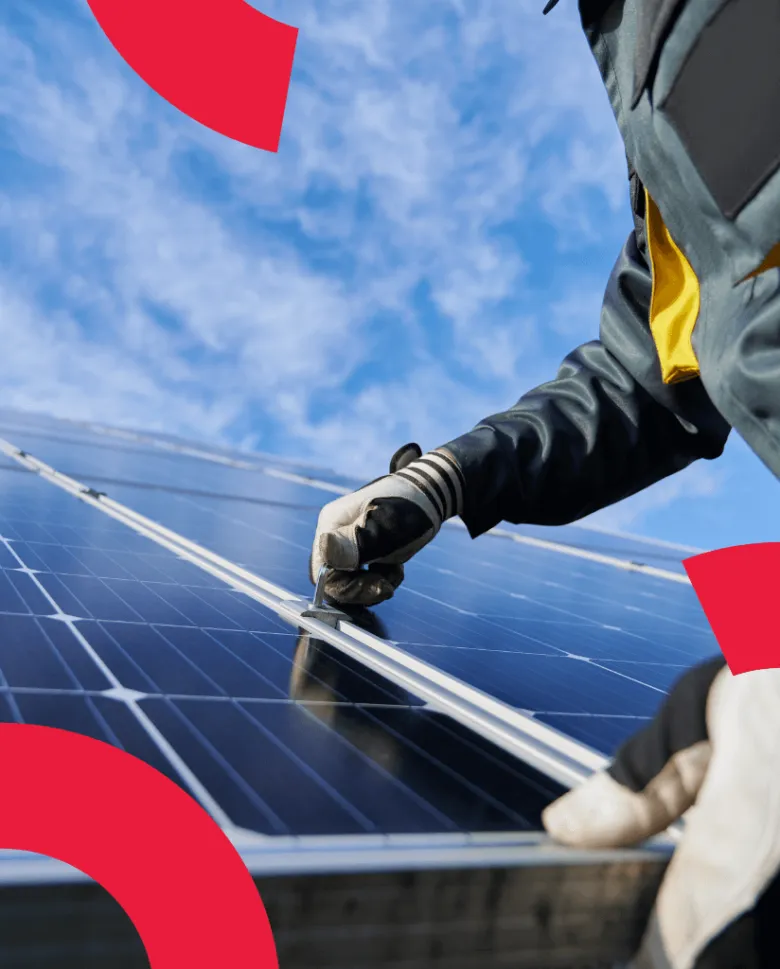 Montáž fotovoltaického panelu na střechu domu.