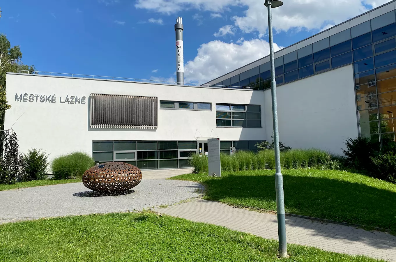 Vnější pohled na budovu Městských lázní v Novém Městě nad Moravou.