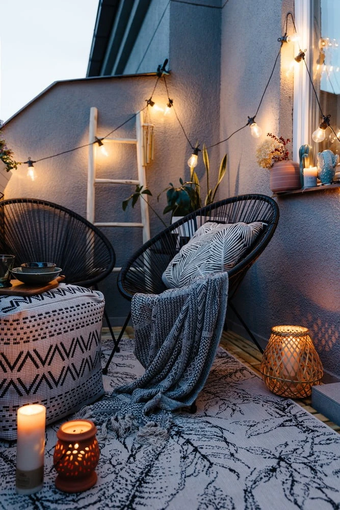 Vybavený balkon s vzorovaným kobercem na podlaze.