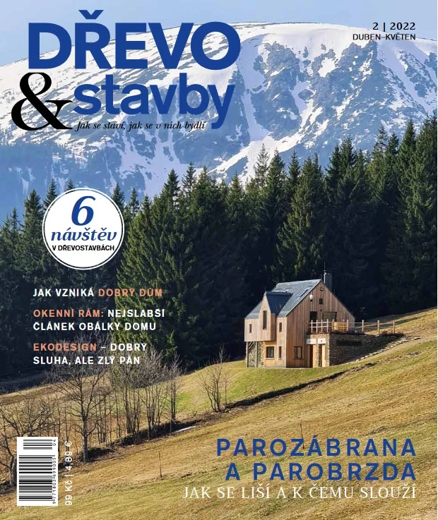 Dřevostavba na svahu s horami v pozadí