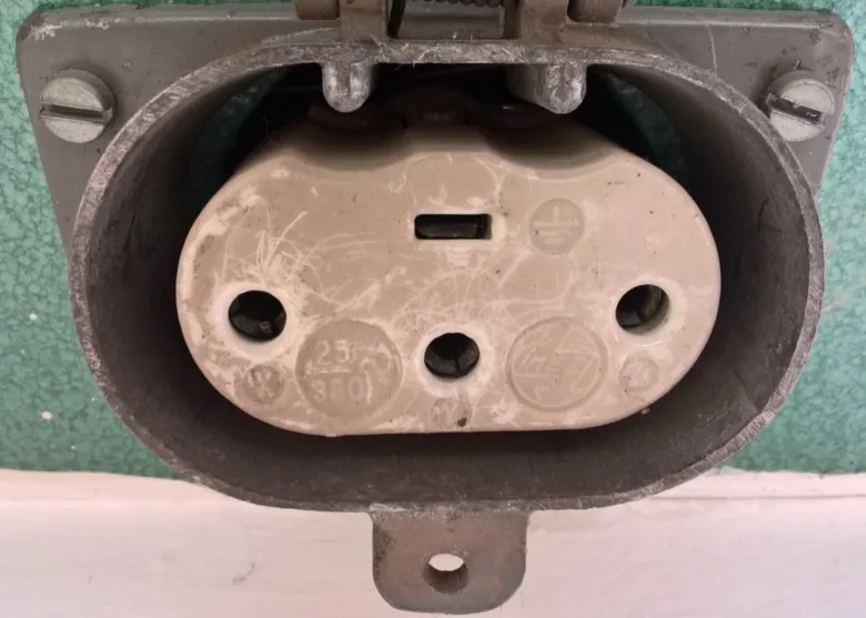Vnitřní kontakty průmyslové elektrické zásuvky pro domácí instalaci.
