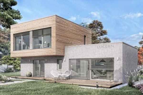 Moderní dřevostavba s betonovým patrem na pozadí zelené zahrady.