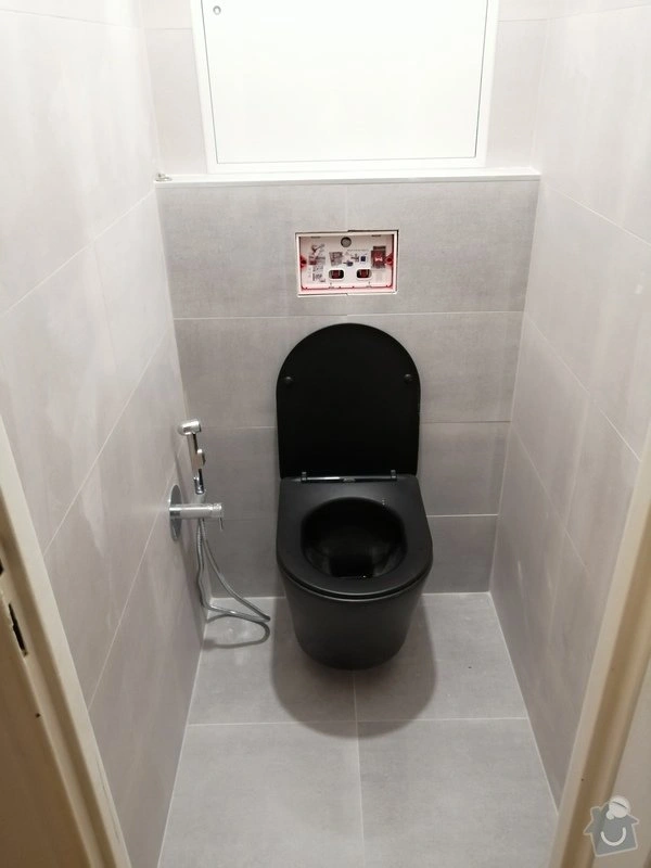 Moderní zdi s WC bez bourání - výsledek rekonstrukce koupelny
