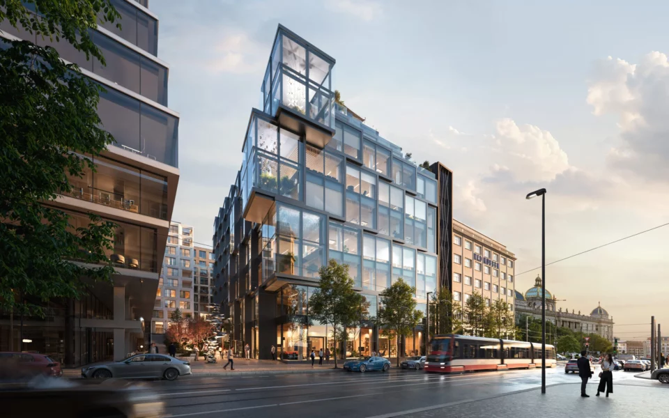 Moderní novostavba domu v městském prostředí s tramvají a chodci.