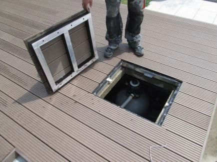 Instalace přístupového otvoru na dřevěnou terasu u domu.