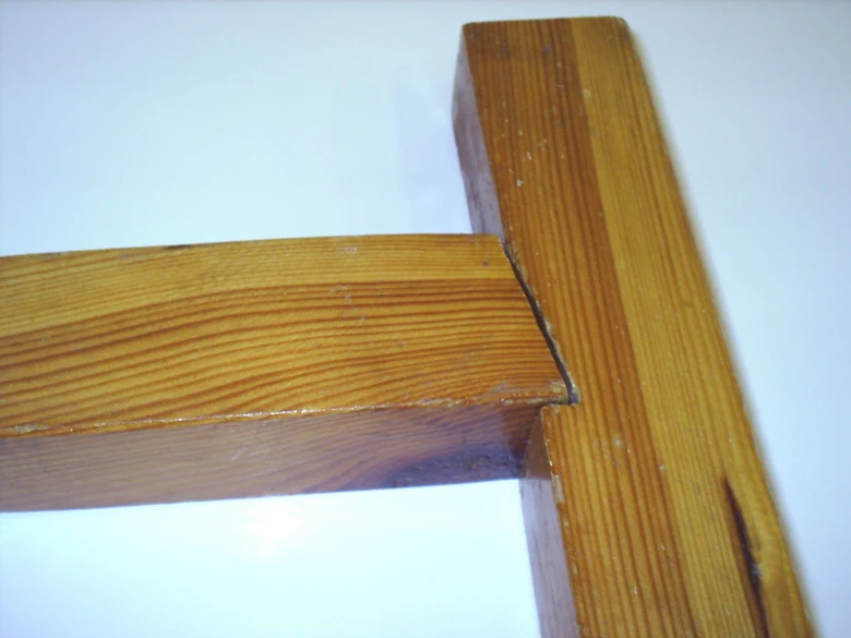 Detail dřevěného spoje trámy v konstrukci