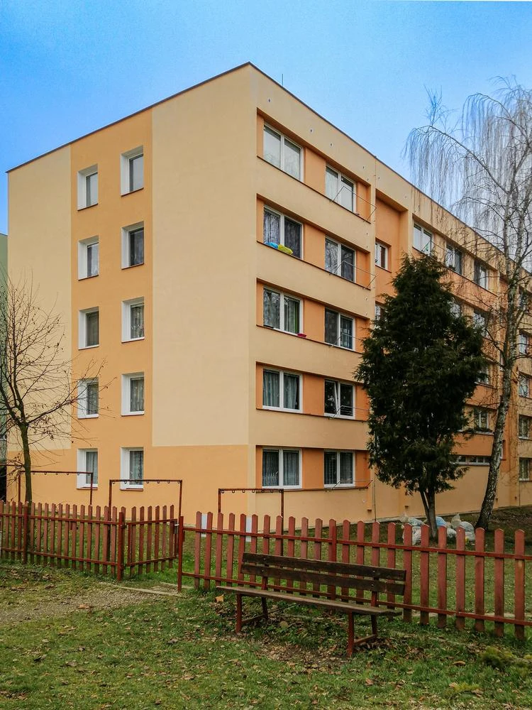 Obnovená fasáda panelového domu po zateplení