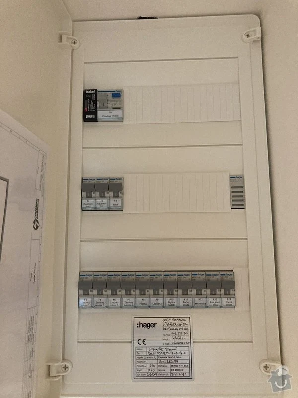 Otevřená rozvaděč s pojistkami pro elektroinstalaci v bytě.