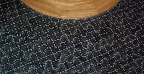 Čedičová dlažba v geometrickém vzoru na podlaze