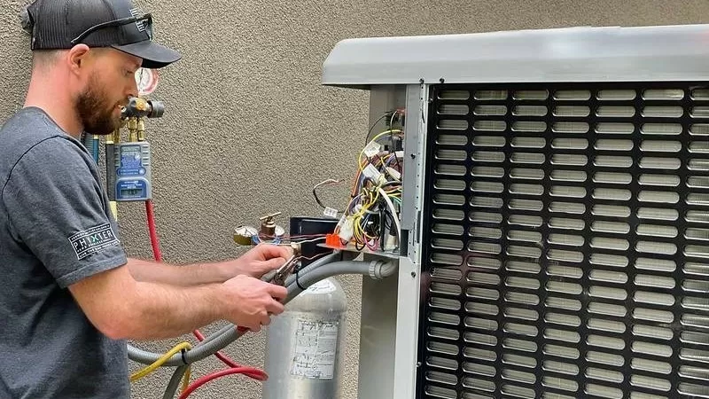 Technik opravuje zahřívací jednotku pro bazén.