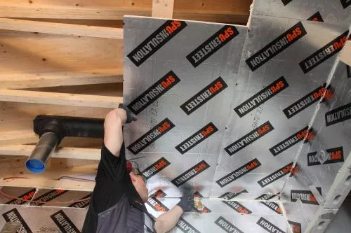 Montáž saunové izolace mezi dřevěnými trámy