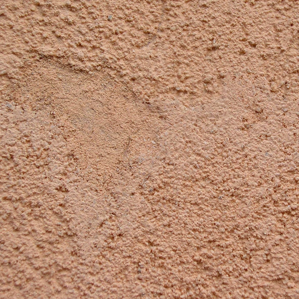 Detail texturované fasádní omítky po točení a rýhování.
